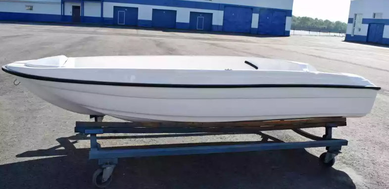 Стеклопластиковая лодка Пингвин (тримаран) в Братске