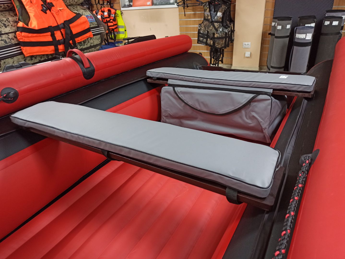 КОМПЛЕКТ МЯГКИХ НАКЛАДОК С СУМКОЙ ДЛЯ ЛОДОК 90Х20 СЕРЫЙ в Братске