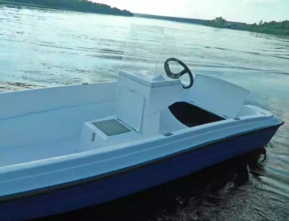 Стеклопластиковая лодка Пингвин с консолью (тримаран) в Братске