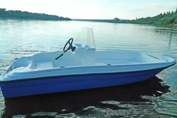 Стеклопластиковая лодка Пингвин с консолью (тримаран) в Братске