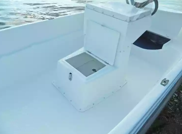 Стеклопластиковая лодка Пингвин с консолью (тримаран) в Братске