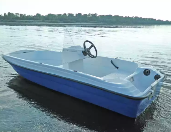 Стеклопластиковая лодка Пингвин с консолью (тримаран) в Братске
