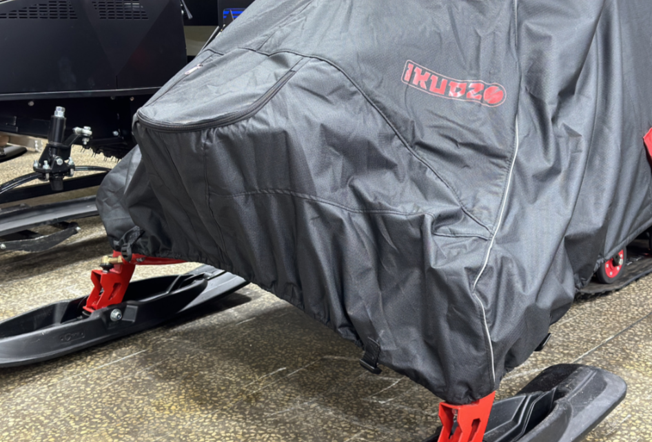 Чехол транспорт. снегохода IKUDZO HUNTER черно-красный Оксфорд ПРЕМИУМ качества с лого IKUDZO в Братске