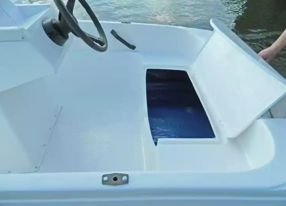 Стеклопластиковая лодка Пингвин с консолью (тримаран) в Братске