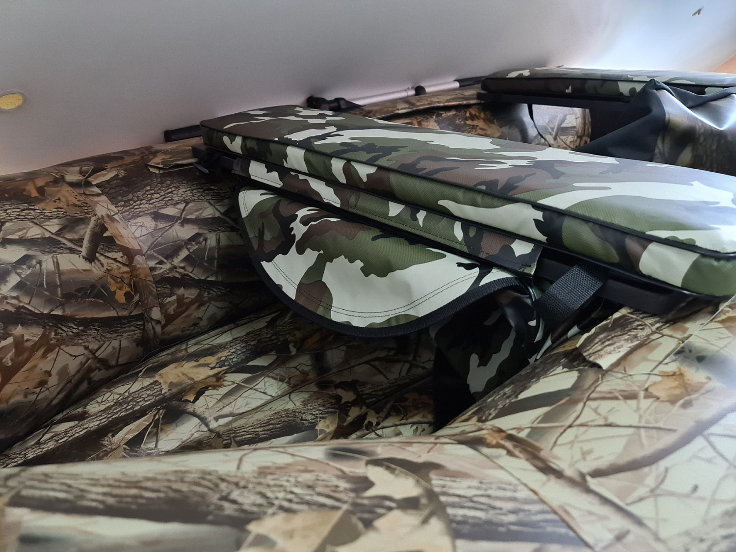 КОМПЛЕКТ МЯГКИХ НАКЛАДОК С СУМКОЙ ДЛЯ ЛОДОК 80Х20 КАМУФЛЯЖ в Братске